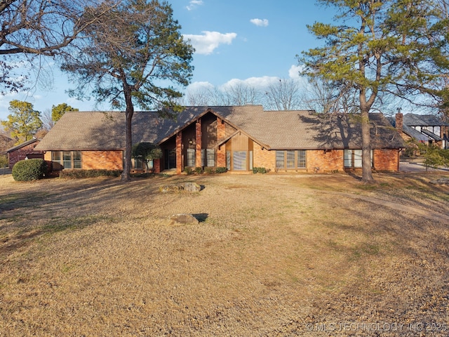 view of front facade with a front yard