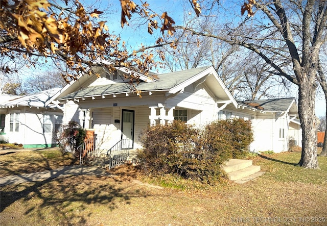 view of front of property with a front yard