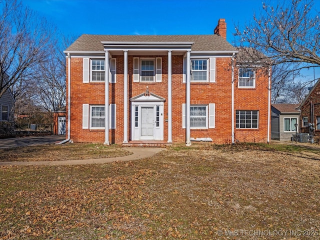 view of front of house with a front lawn