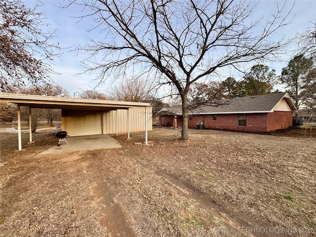 view of yard with a carport