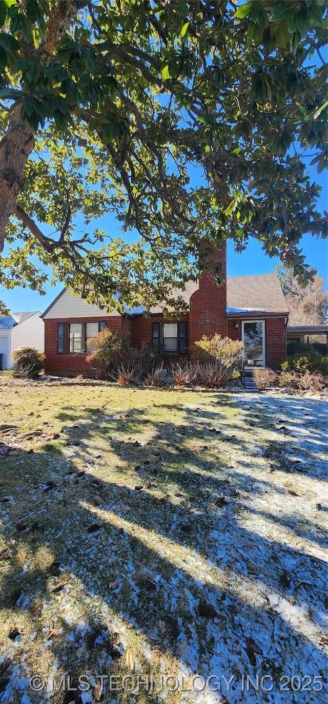 view of front of house featuring a front yard