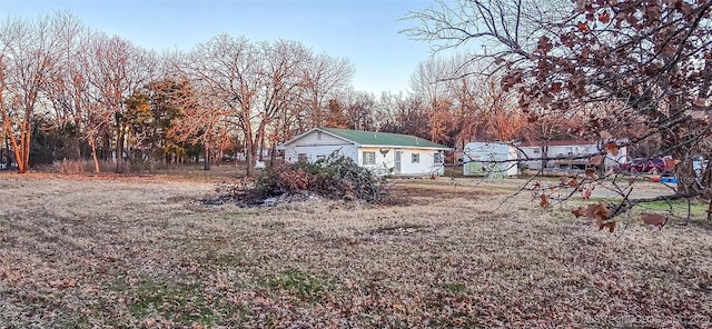 view of yard featuring an outdoor structure