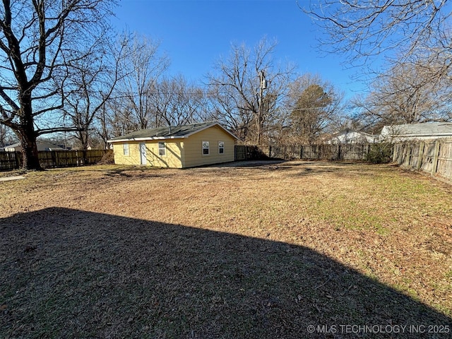 view of yard featuring an outbuilding