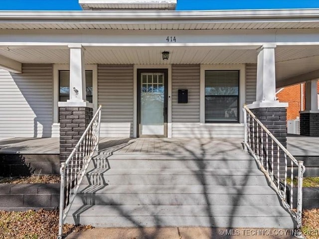 entrance to property featuring covered porch