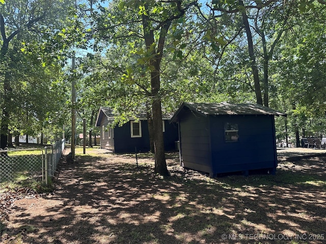 view of yard with a shed