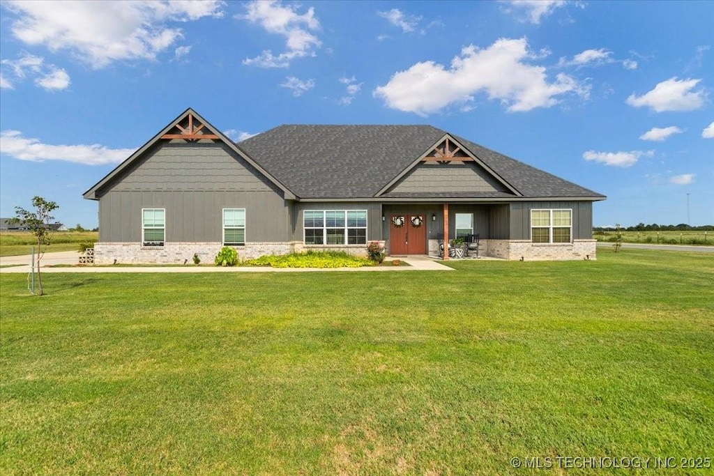 craftsman-style home featuring a front yard