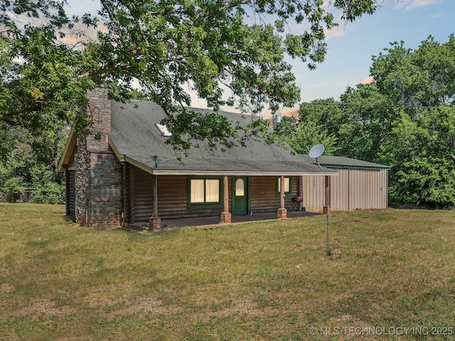 view of front of house featuring a lawn