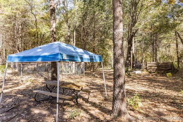 view of yard featuring an outdoor structure