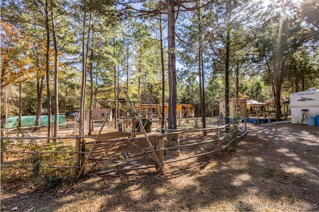 view of yard featuring an outdoor structure