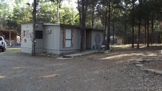 manufactured / mobile home featuring an outdoor structure