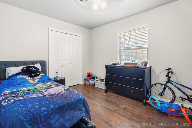 bedroom with dark wood-type flooring, a closet, and ceiling fan