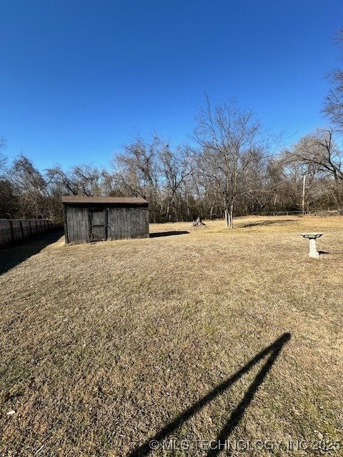 view of yard featuring an outbuilding