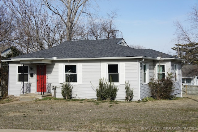 view of front of house featuring a front lawn