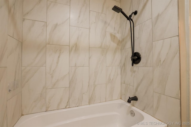 bathroom featuring tiled shower / bath combo