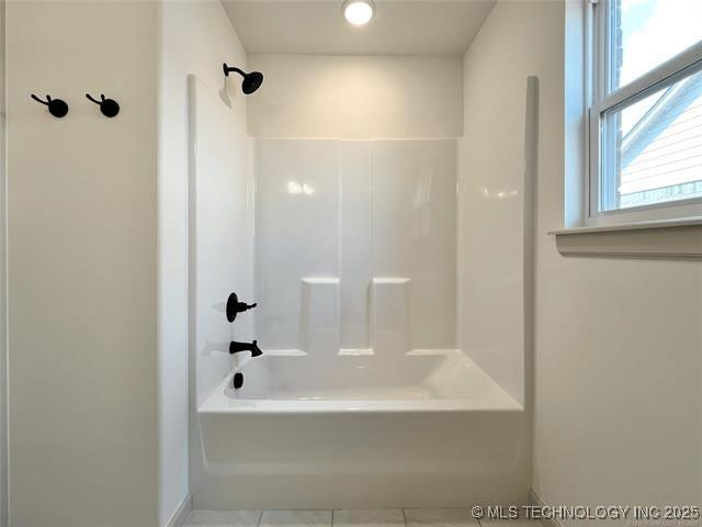 bathroom with tub / shower combination