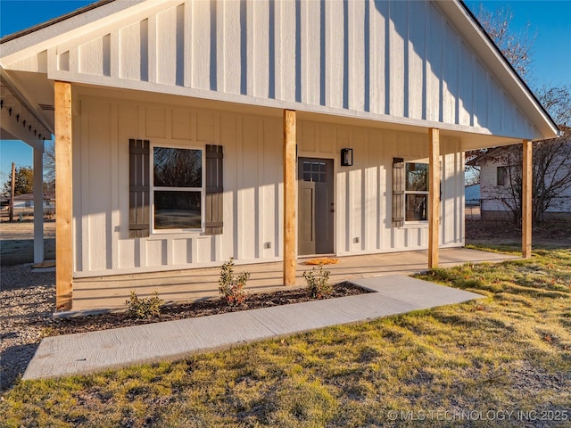 view of front facade with a front lawn and covered porch