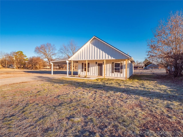 view of front facade with a porch and a front lawn