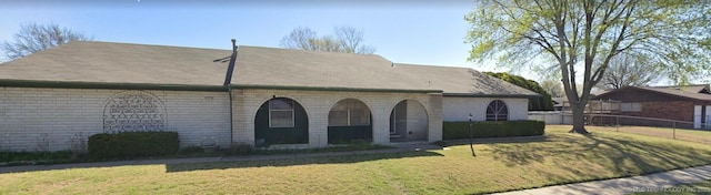 view of front of home with a front lawn