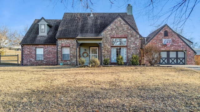 view of front of property featuring a front lawn