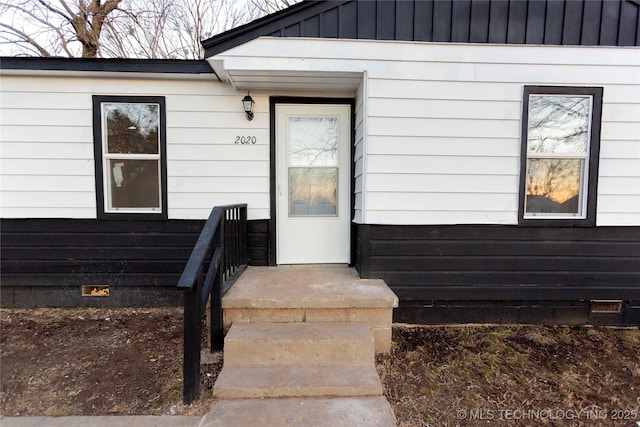 entrance to property with crawl space