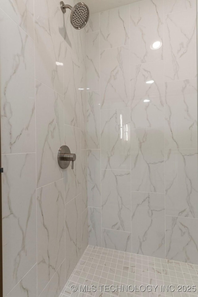 bathroom featuring a tile shower