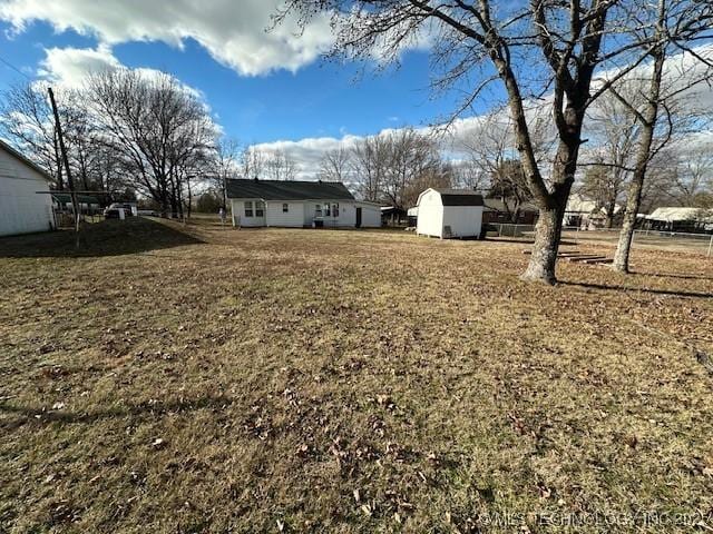 view of yard with a storage shed