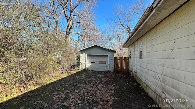 view of yard featuring a garage and an outdoor structure