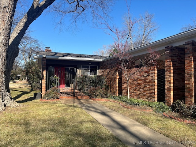 ranch-style home with a front yard