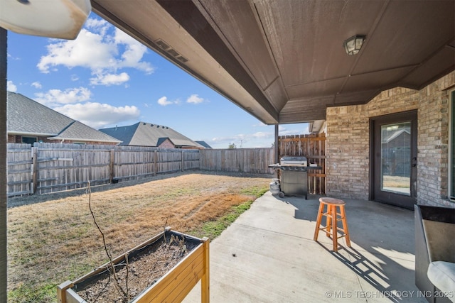 view of yard featuring a patio