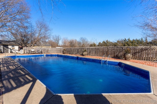 view of swimming pool