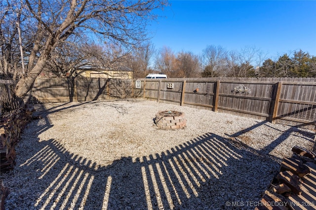 view of yard featuring an outdoor fire pit