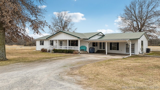 single story home with a front lawn