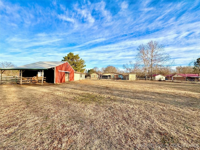 view of yard featuring an outdoor structure