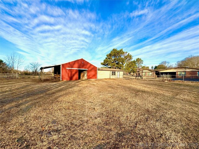 view of yard with an outbuilding