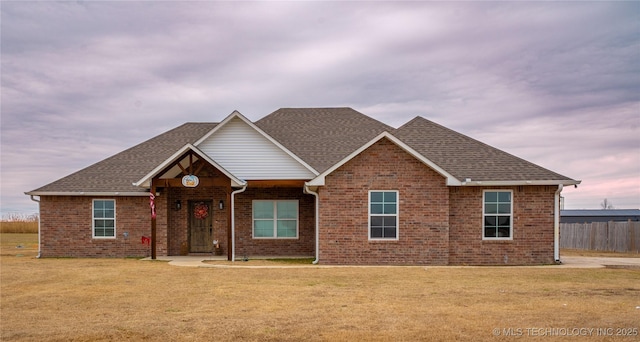 view of front of home featuring a front yard