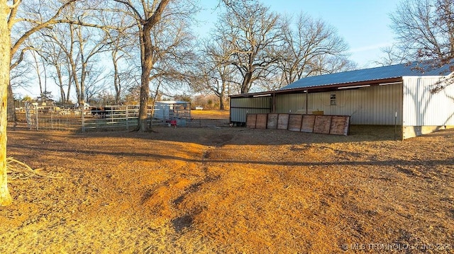 view of yard featuring an outbuilding