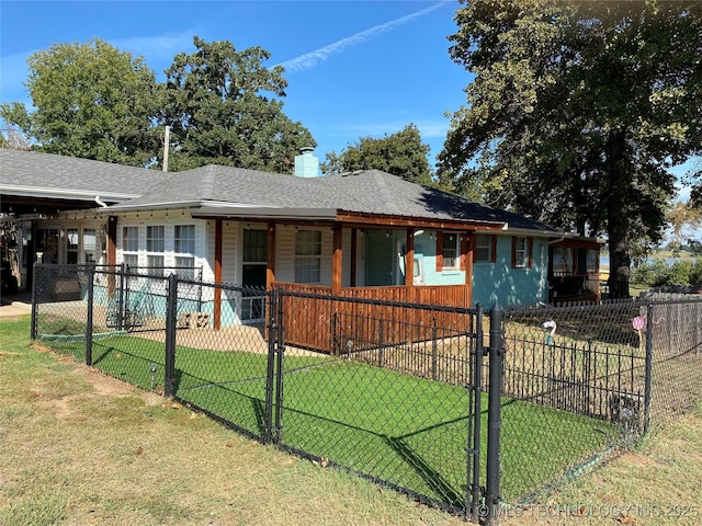 view of front of house featuring a front lawn