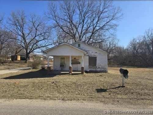 1201 S Alabama Ave, Okmulgee, OK 74447 - view of front of property with a porch