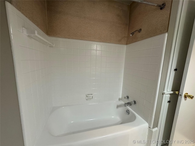 bathroom featuring tiled shower / bath