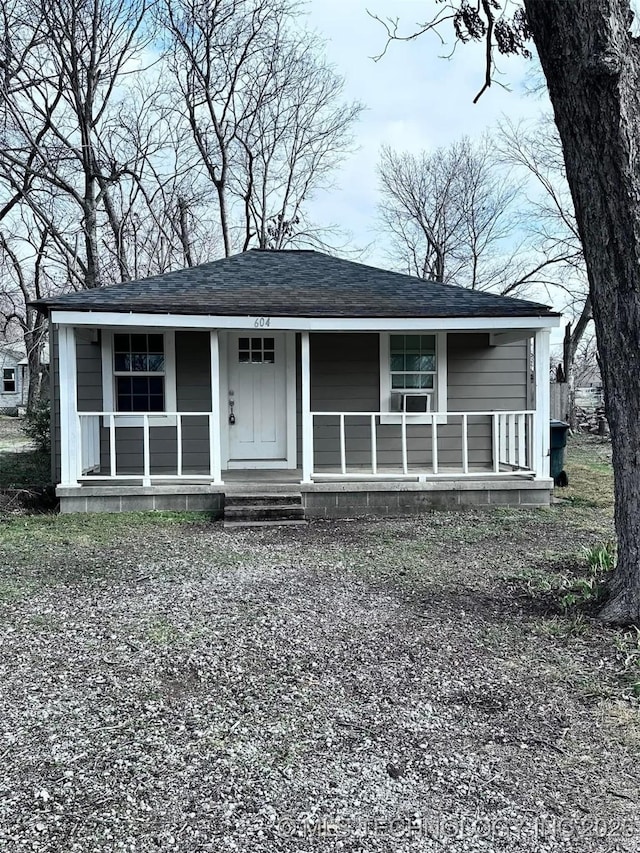 single story home with covered porch