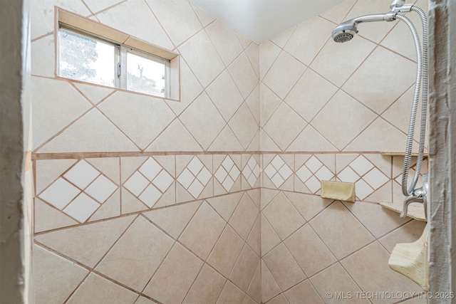 bathroom featuring a tile shower