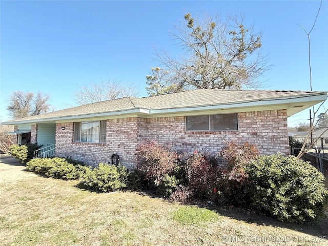 view of front of home featuring a front lawn