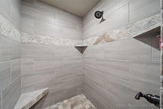 bathroom featuring a tile shower