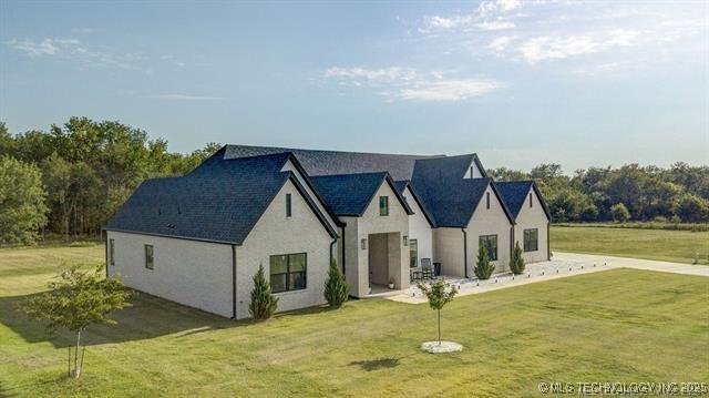 view of front of property with a front yard