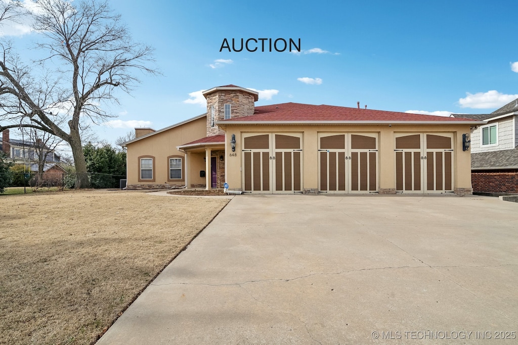 view of front of home featuring a garage and a front yard