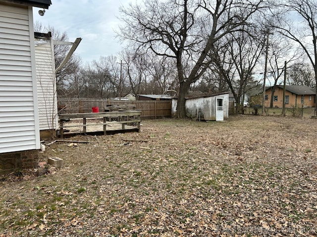 view of yard with a storage unit