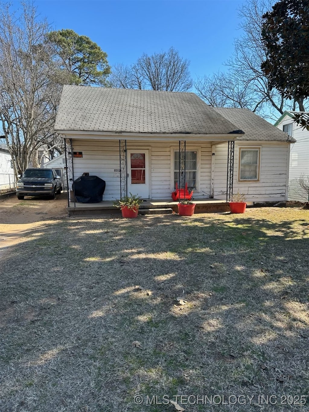 single story home featuring a front lawn and a porch