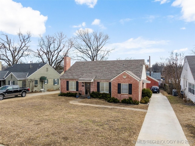 view of front of house with a front yard