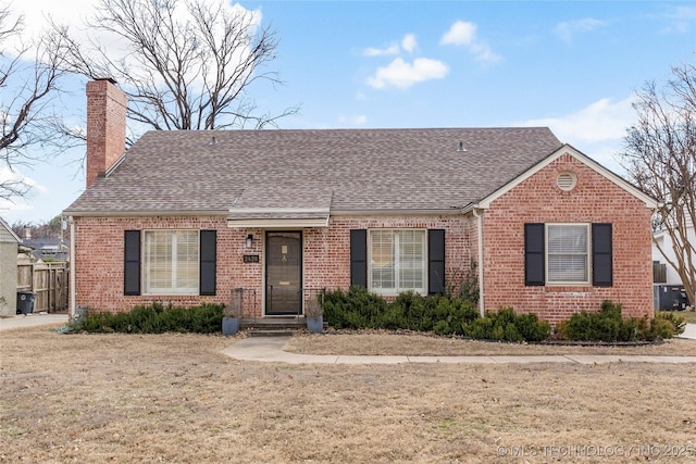 single story home with a front yard