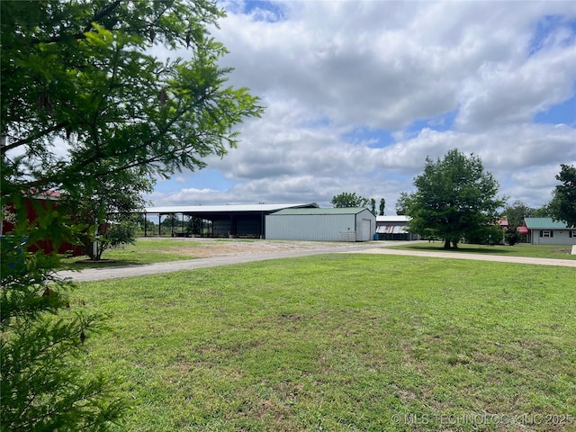 view of yard with an outdoor structure